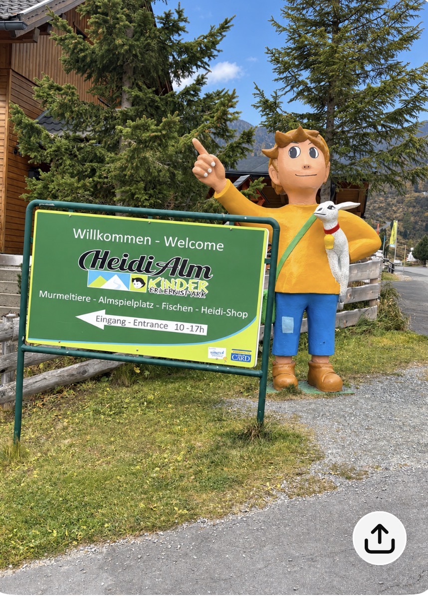 Willkommen auf der Heidi-Alm am Falkert – Peter mit Ziege am Eingang des Kindererlebnisparks